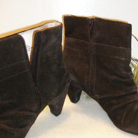 SAMUEL 9M Genuine Brown Suede Slouchy Booties NEW 2 5/8" Heel Zip Up - Picture 5 of 13